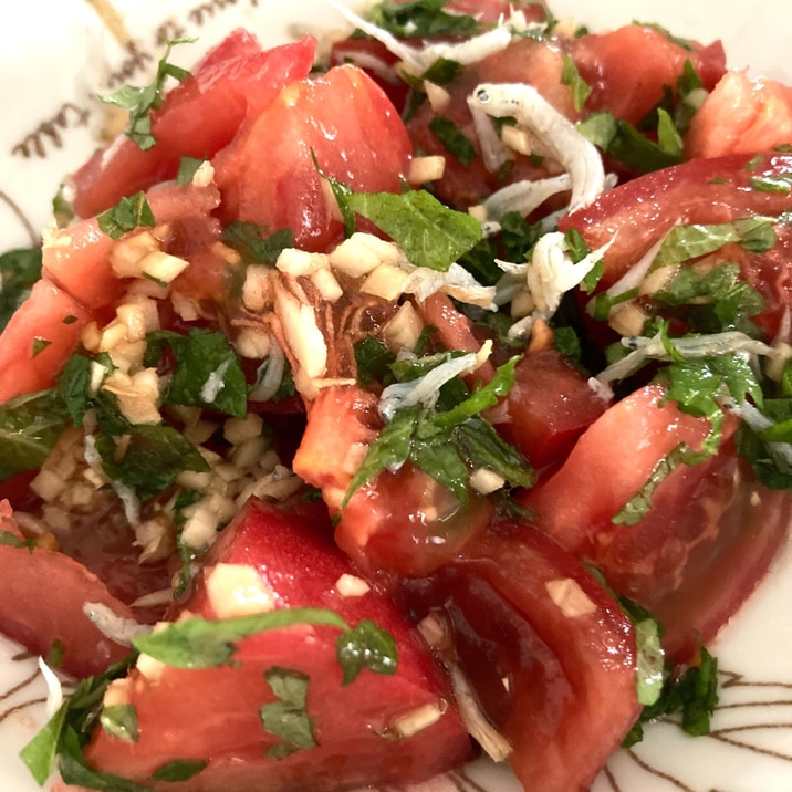 夏にオススメ〜《トマトとじやこの香味野菜和え》